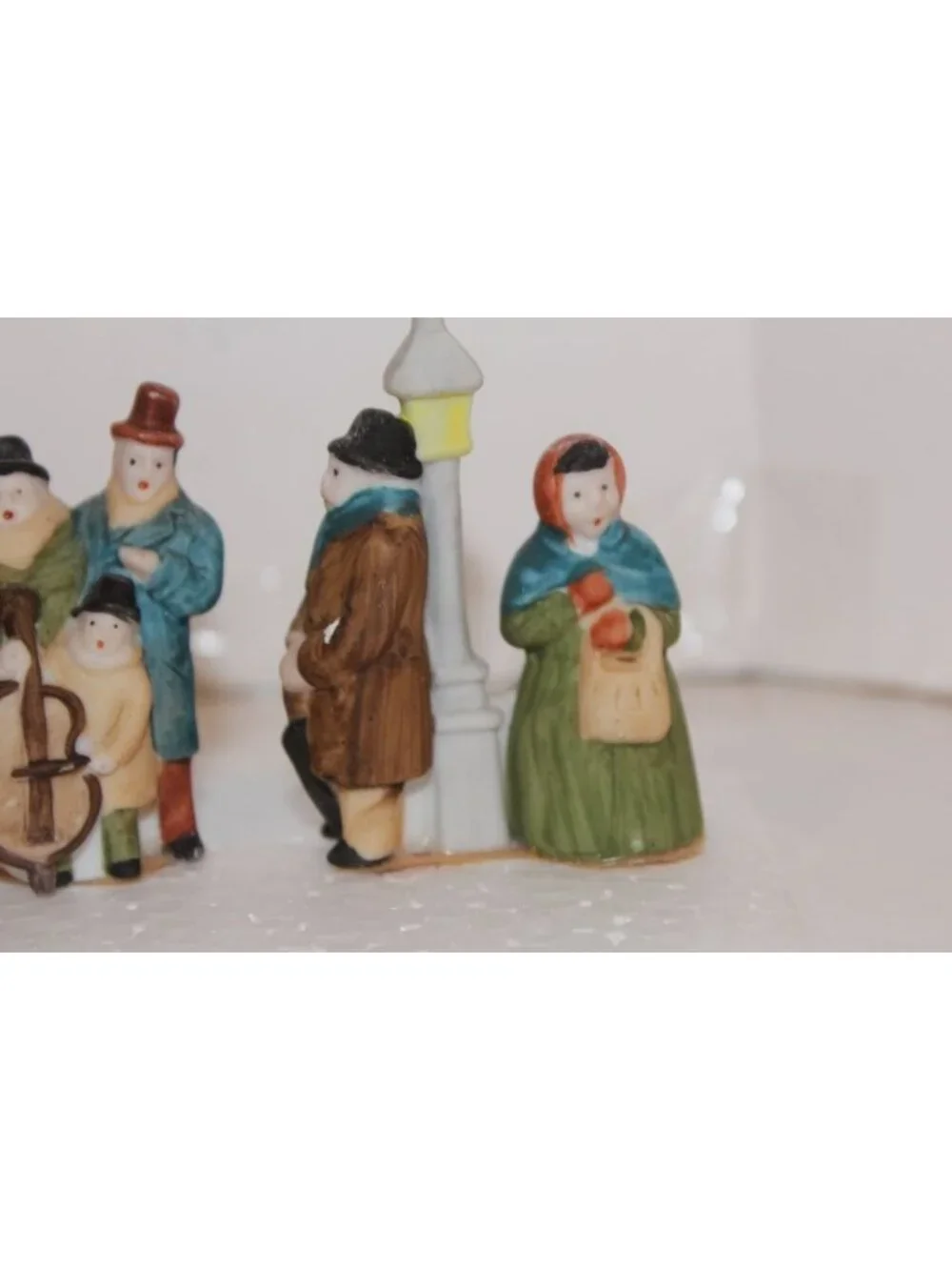 Dept 56 Dickens Village - Dickens Carolers 1st Ed White Lamppost
